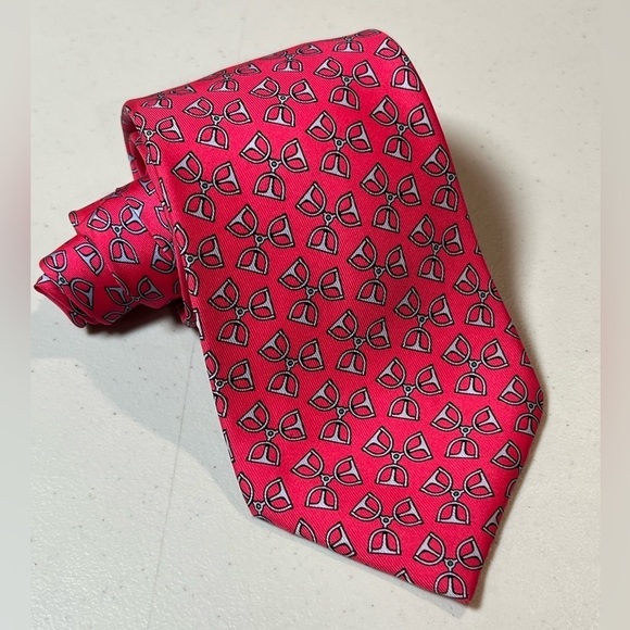 Hermes Paris France 100% Silk Coral Chainlink Pattern Classic Tie EUC - Picture 1 of 9
